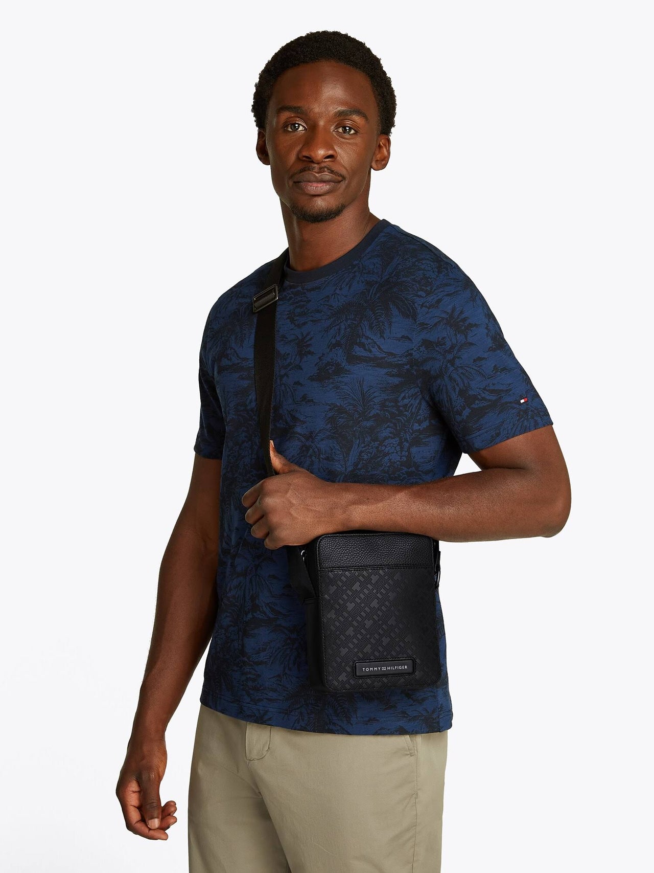 Tommy Hilfiger - TH Monogram Pebble Grain Reporter Bag - Men - Black - One Size