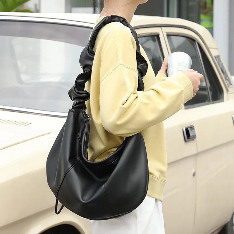 Dumpling_Shoulder_Bag_Black